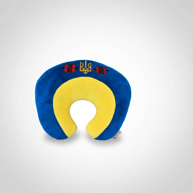 A headrest "Vyshyvanka" will not leave anyone indifferent. &nbsp;It is a perfect Ukrainian souvenir, ideal for comfortable rest, airplane travel, train travel, or travel by car, or bus.
The headrest is stylish and beautiful, it is also practical and pleasant to touch. &nbsp;The product can be used as an element of decoration, or as a travel accessory. &nbsp;The special shape of the pillow comfortably fits around the neck and gently supports the head, providing maximum comfort.
The headrest is made of enviro