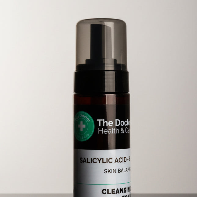 The Doctor Salicylic Acid + B5 Cleansing Foam is a gentle facial cleansing foam formulated to remove excess sebum, impurities, and makeup residue while helping keep pores clean. The combination of salicylic acid and panthenol (vitamin B5) is particularly suitable for oily, combination, and blemish-prone skin. The manufacturer describes the formula as cleansing without leaving the skin feeling excessively dry or tight.