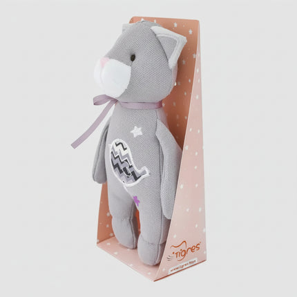 This adorable cat plush from the “Star” newborn collection is made with ultra-soft, safe, hypoallergenic materials and gentle embroidered features — perfect from the very first days. Lightweight and snuggly, it fits little hands perfectly and brings comfort during naps, stroller rides, and bedtime cuddles.